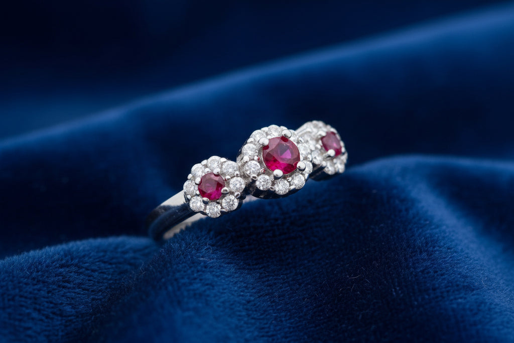 Anello Trilogy Fiore Rosso Rubino contornato da Cubic Zirconia Bianchi in ARGENTO 925 Galvanica Rodio - Milano 7 Arte e Design