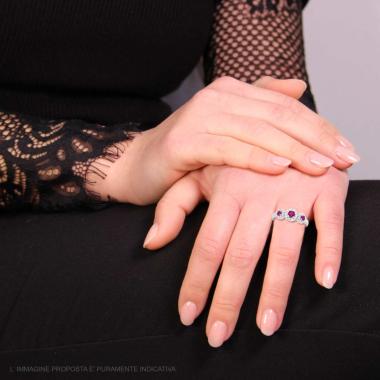 Anello Trilogy Fiore Rosso Rubino contornato da Cubic Zirconia Bianchi in ARGENTO 925 Galvanica Rodio