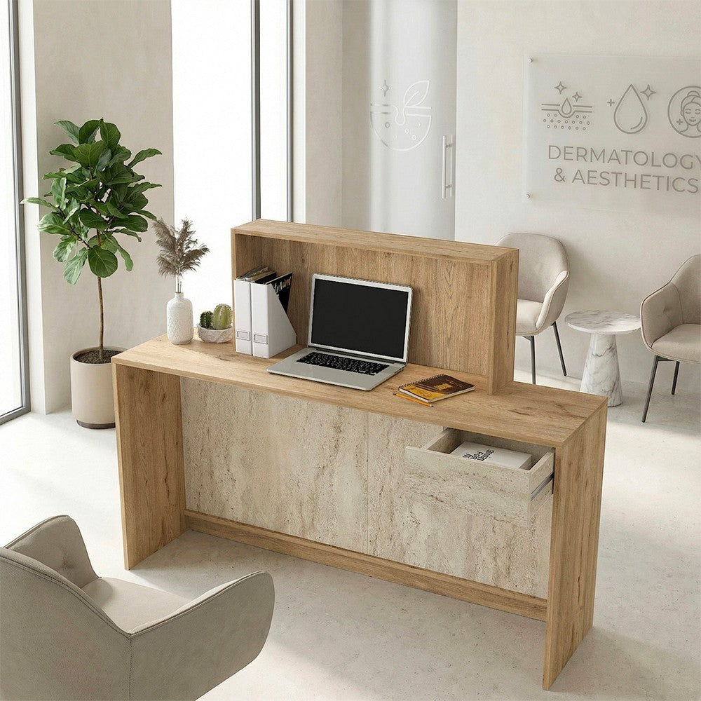 Bancone Reception Davis 150 cm. in colore rovere e frontale travertino con listelle verticali e illuminazione LED