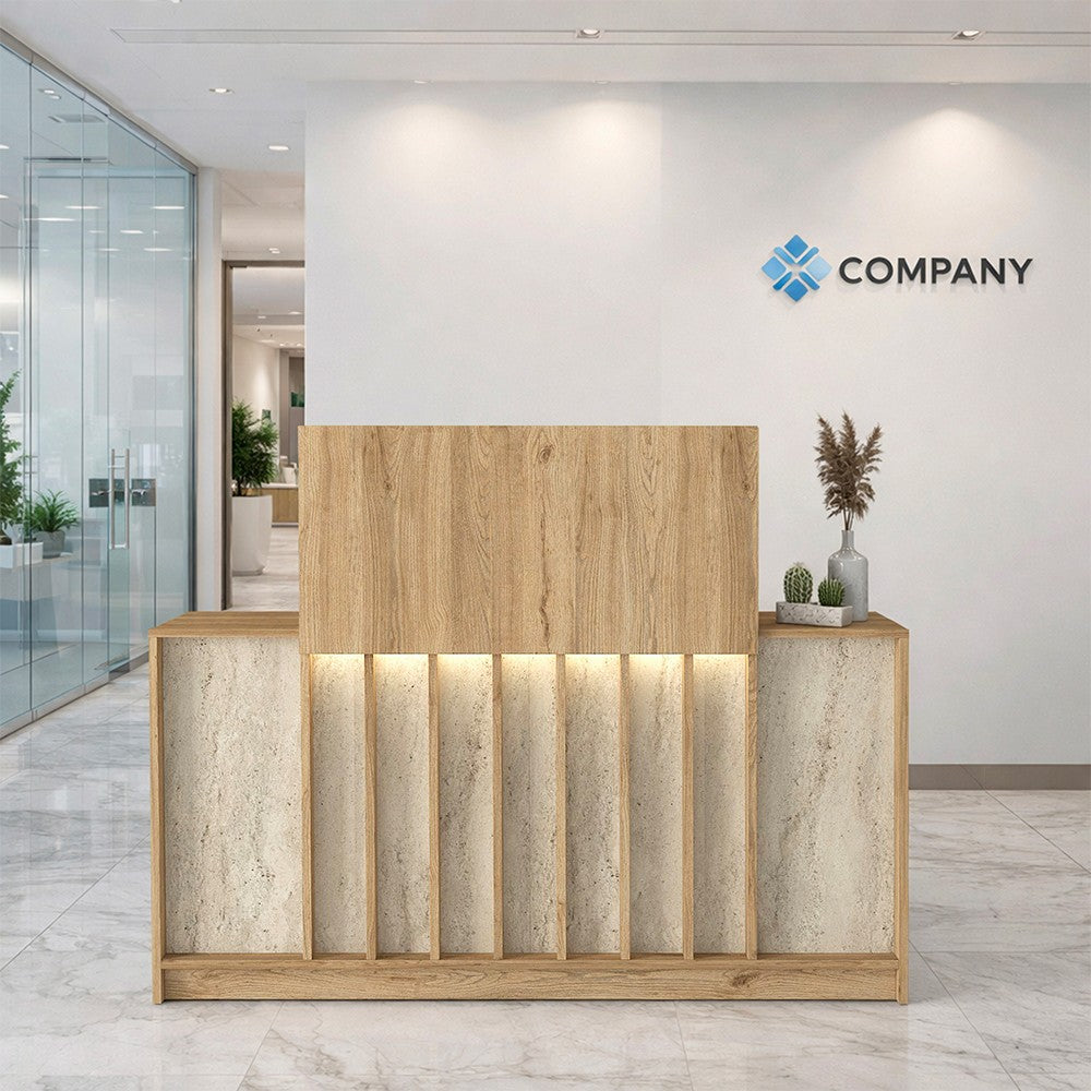 Bancone Reception Davis 150 cm. in colore rovere e frontale travertino con listelle verticali e illuminazione LED