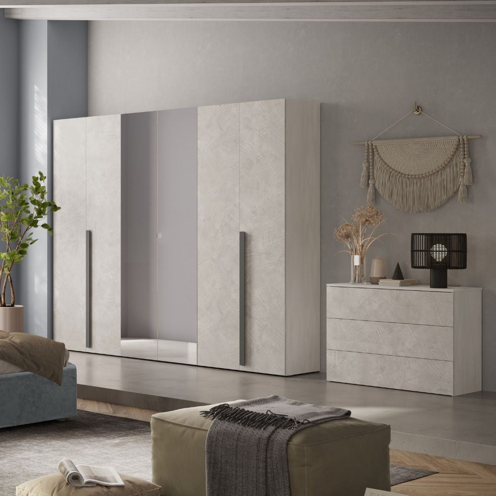 Camera da letto Aria con armadio 6 ante battenti con specchio in bianco spatolato neve e letto matrimoniale Ascoli grigio