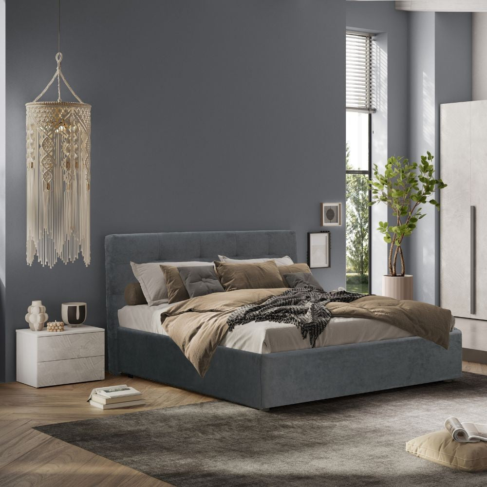 Camera da letto Aria con armadio 6 ante battenti con specchio in bianco spatolato neve e letto matrimoniale Ascoli grigio