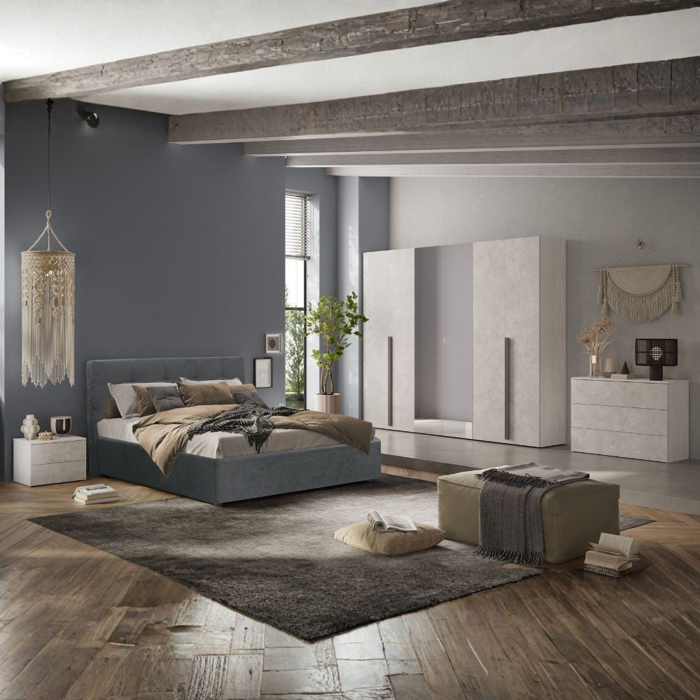 Camera da letto Aria con armadio 6 ante battenti con specchio in bianco spatolato neve e letto matrimoniale Ascoli grigio