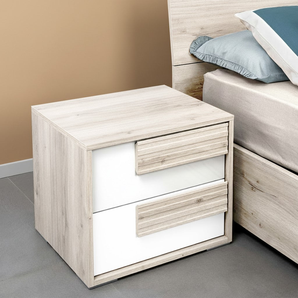 Comodino Selva 2 cassetti con maniglie con righe orizzontali in rovere sbiancato e frontali bianco lucido