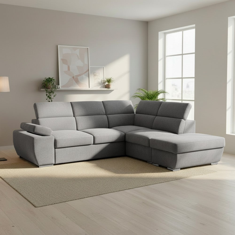Divano letto angolare destro Arizona con poggiatesta e bracciolo regolabili con pouf contenitore in tessuto Giulia 9713 grigio
