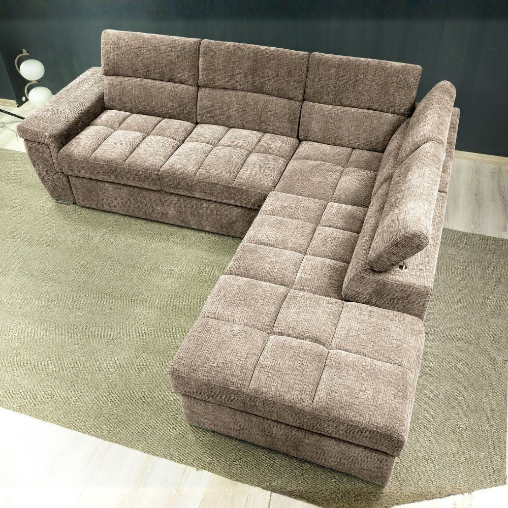 Divano letto angolare reversibile Amalfi con 5 poggiatesta regolabili e pouf indipendente in tessuto Giulia 9703 cappuccino