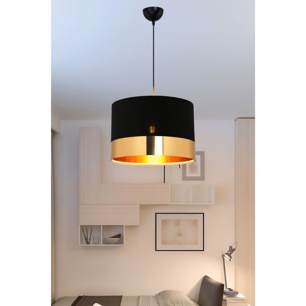 Lampada a sospensione Alfina con paralume in PVC effetto tessuto nero fascia oro ASZ1665
