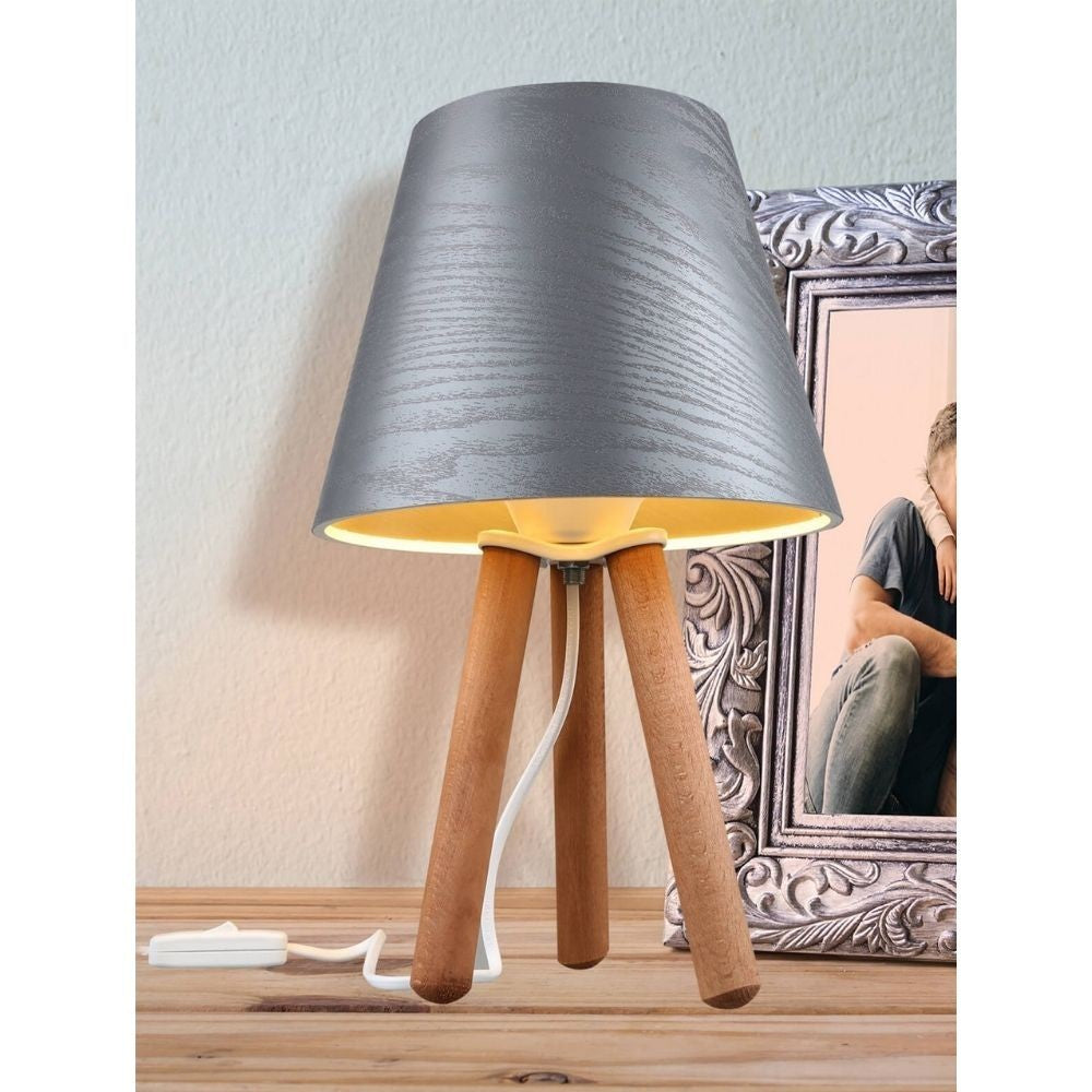 Lampada da tavolo Pino ASZ1453 treppiede legno e paralume in PVC effetto tessuto grigio
