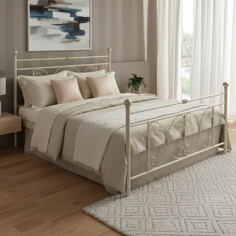 Letto matrimoniale in ferro battuto Giacinto con decori lavorati in ferro bianco opaco