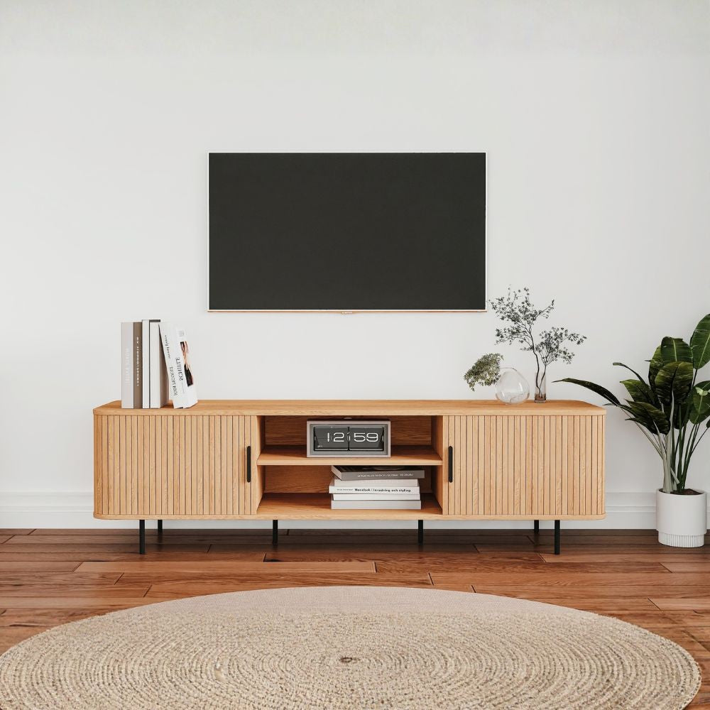 Mobile porta tv Kajsa 56B con ante scorrevoli listellate  e vani a giorno colore rovere