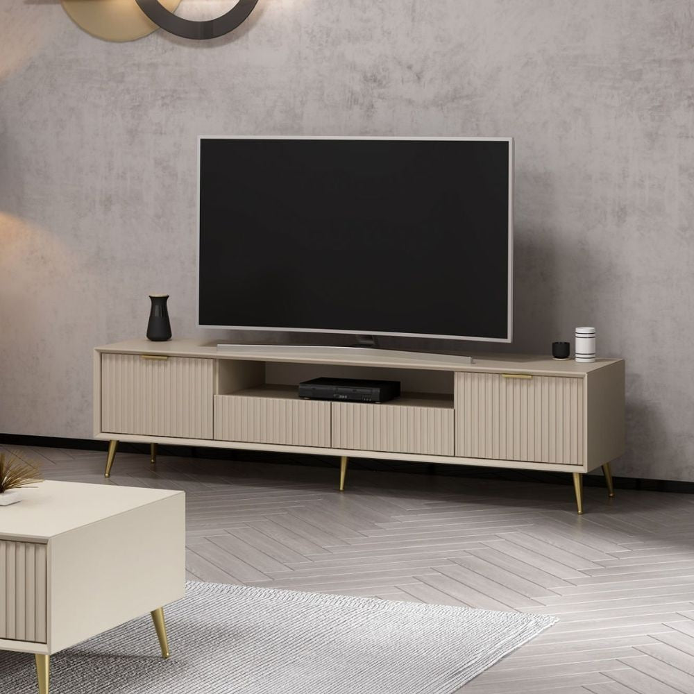 Porta tv Kale con 4 ante effetto cannettato e nicchia a giorno colore cashmere con maniglie e piedini oro