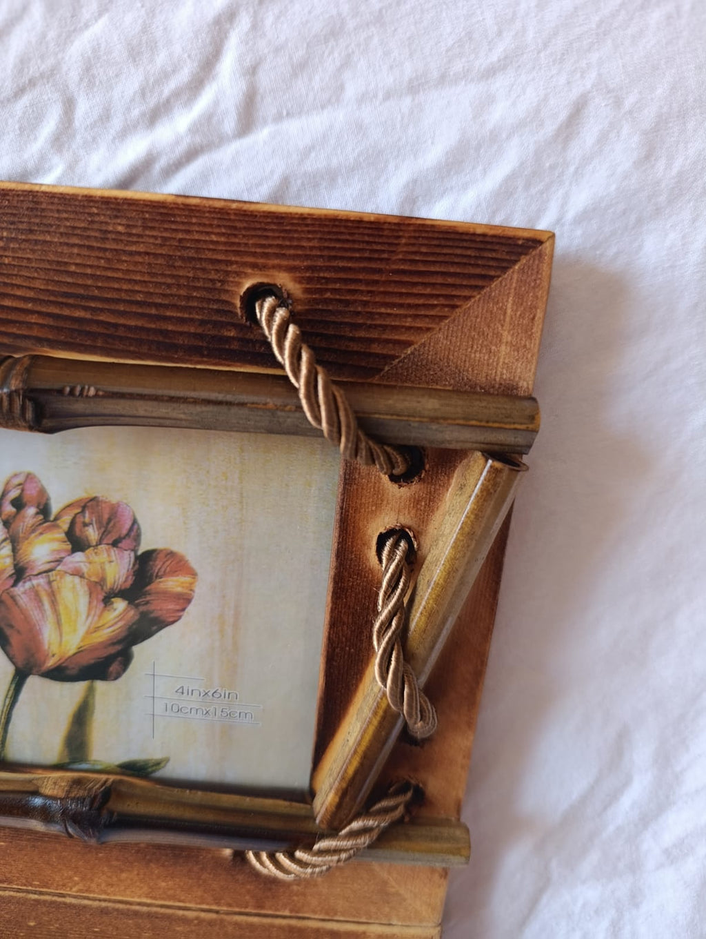 Tris di cornici collegate con spago in velluto