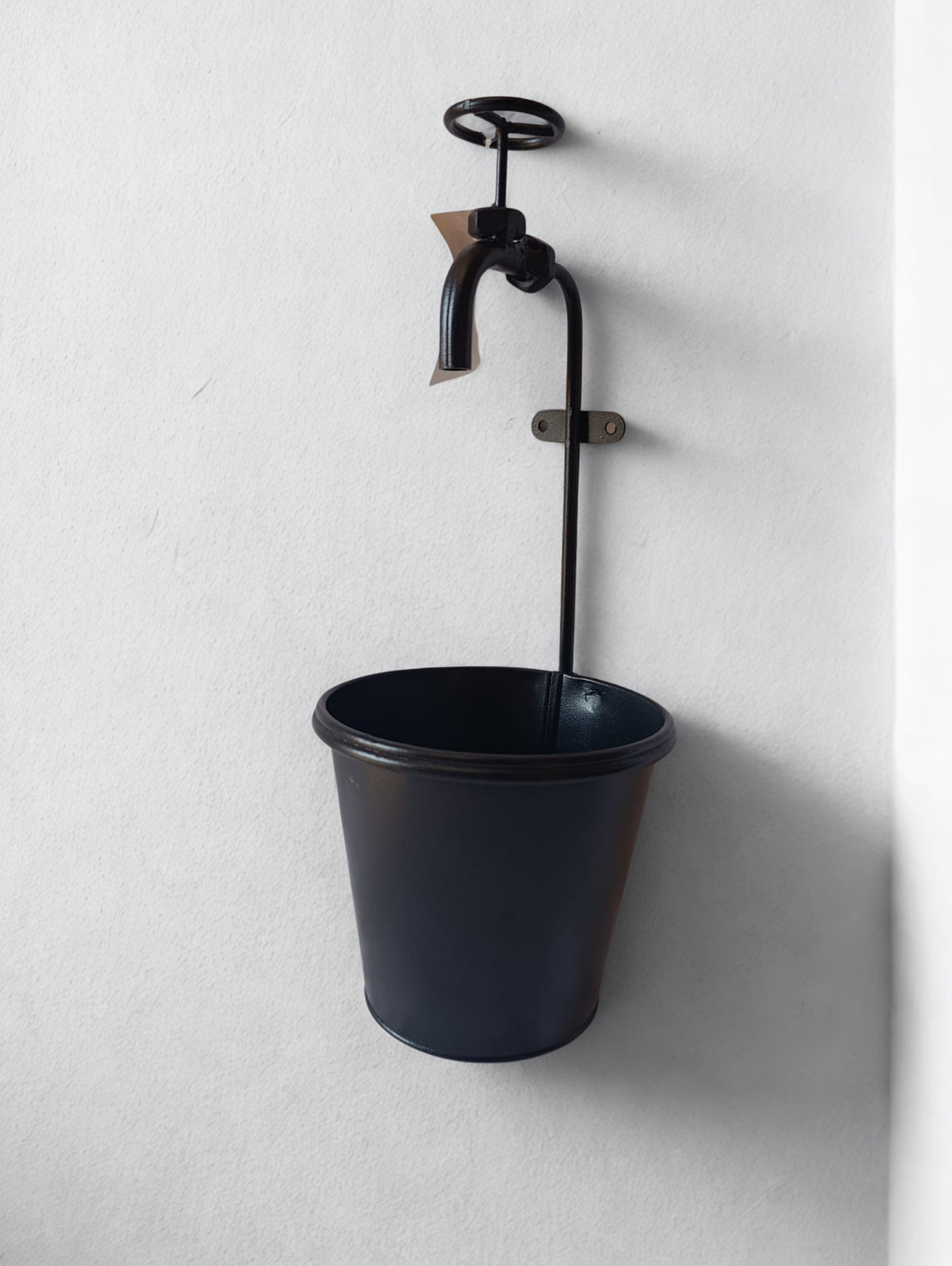 Vasetto nero da appendere per esterni ed interni.