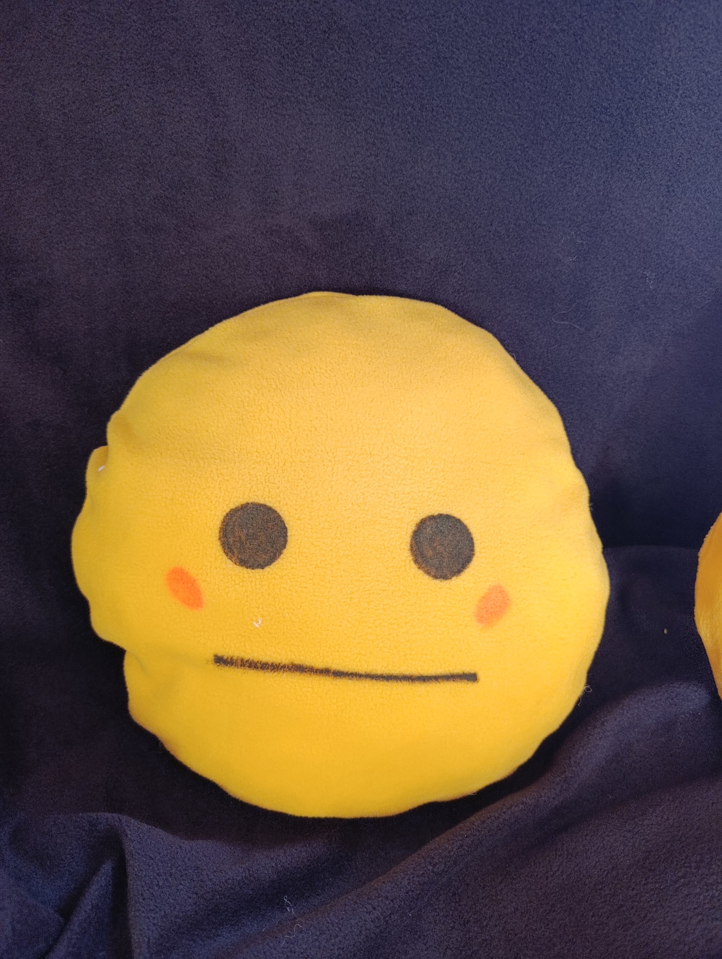 Cuscini a forma di emoji, da 30 cm , di morbido pile . Anallergici e lavabili.