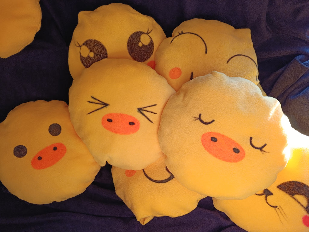 Cuscini a forma di emoji, da 30 cm , di morbido pile . Anallergici e lavabili.