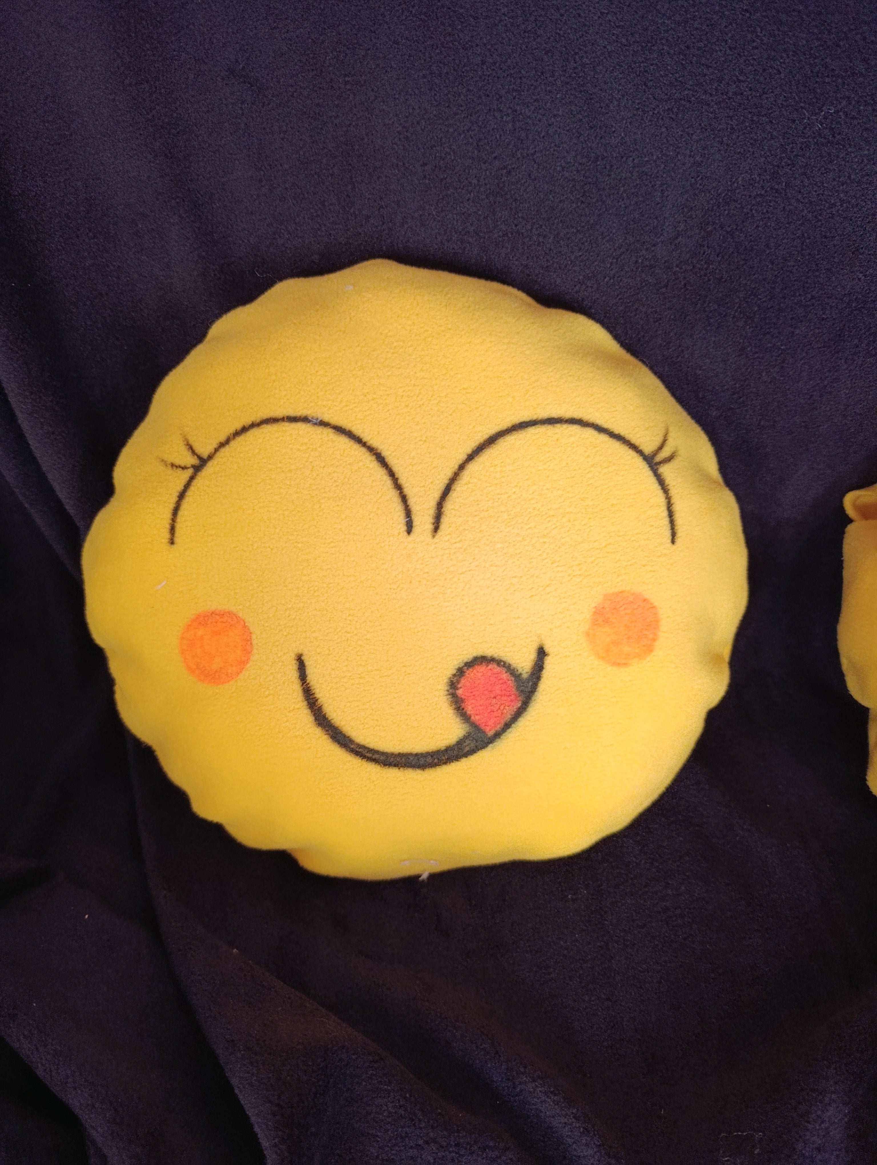 Cuscini a forma di emoji, da 30 cm , di morbido pile . Anallergici e lavabili.