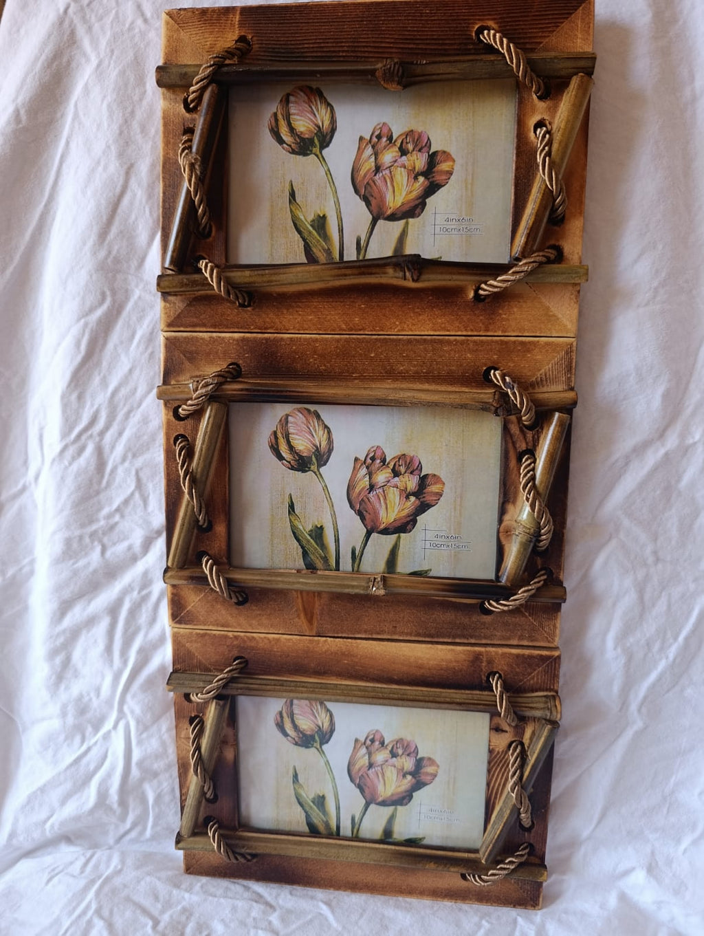 Tris di cornici collegate con spago in velluto