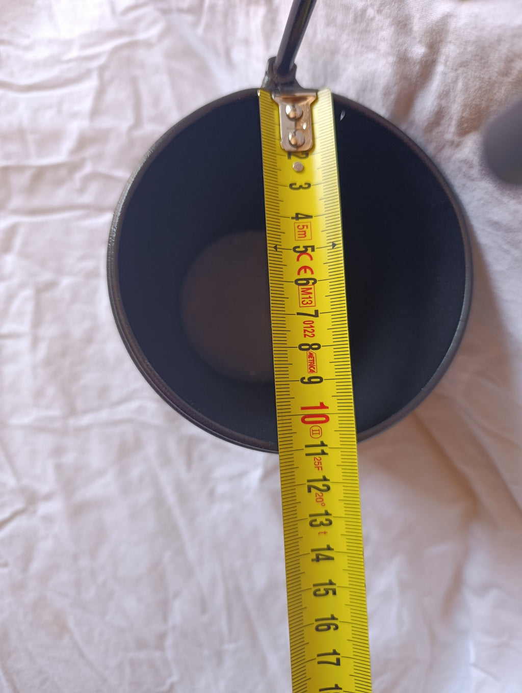 Vasetto nero da appendere per esterni ed interni.