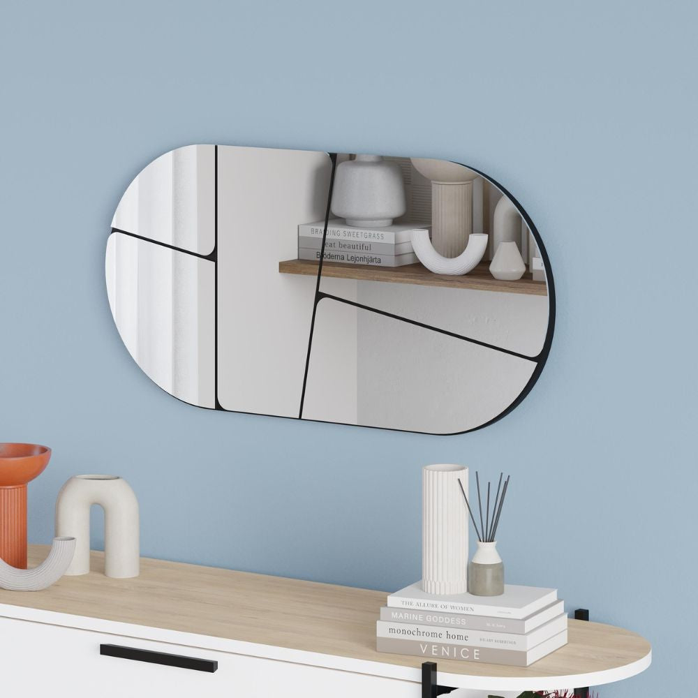 Specchio da parete Otis con design astratto base nera