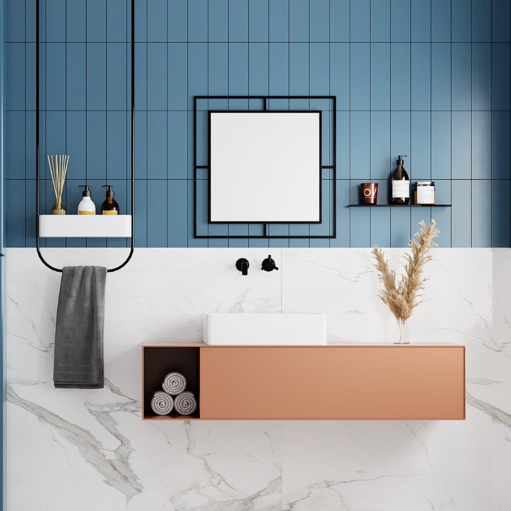 Specchio quadrato Corner con doppia cornice in metallo nero