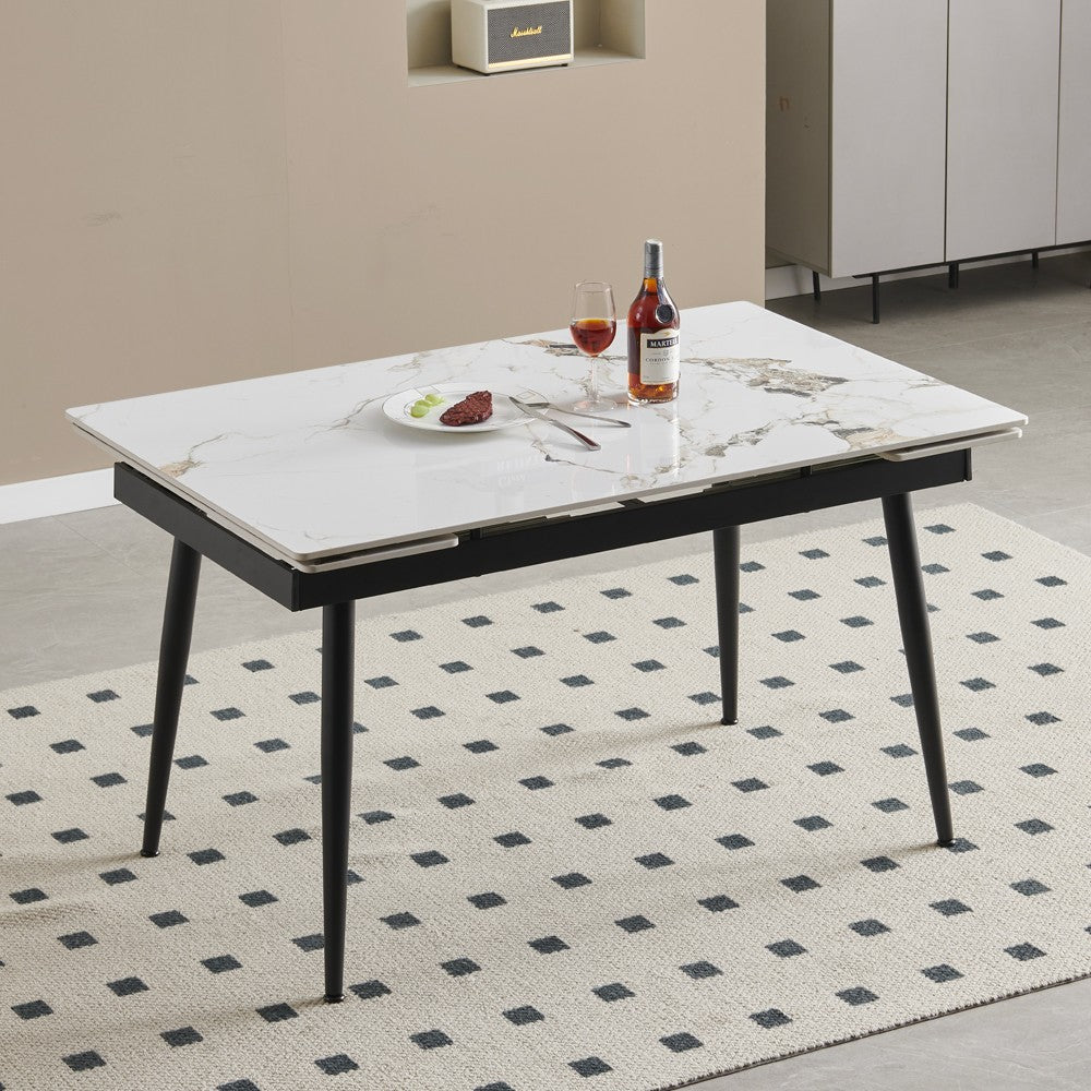 Tavolo allungabile Expandia con piano in ceramica e allunghe laterali effetto marmo bianco e gambe in metallo nero