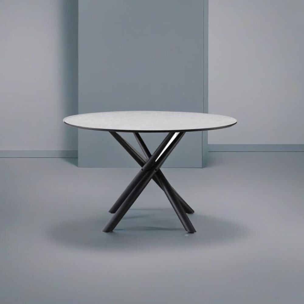 Tavolo tondo Logan con piano cemento e gambe in metallo nero Î¦120*76.5 cm.