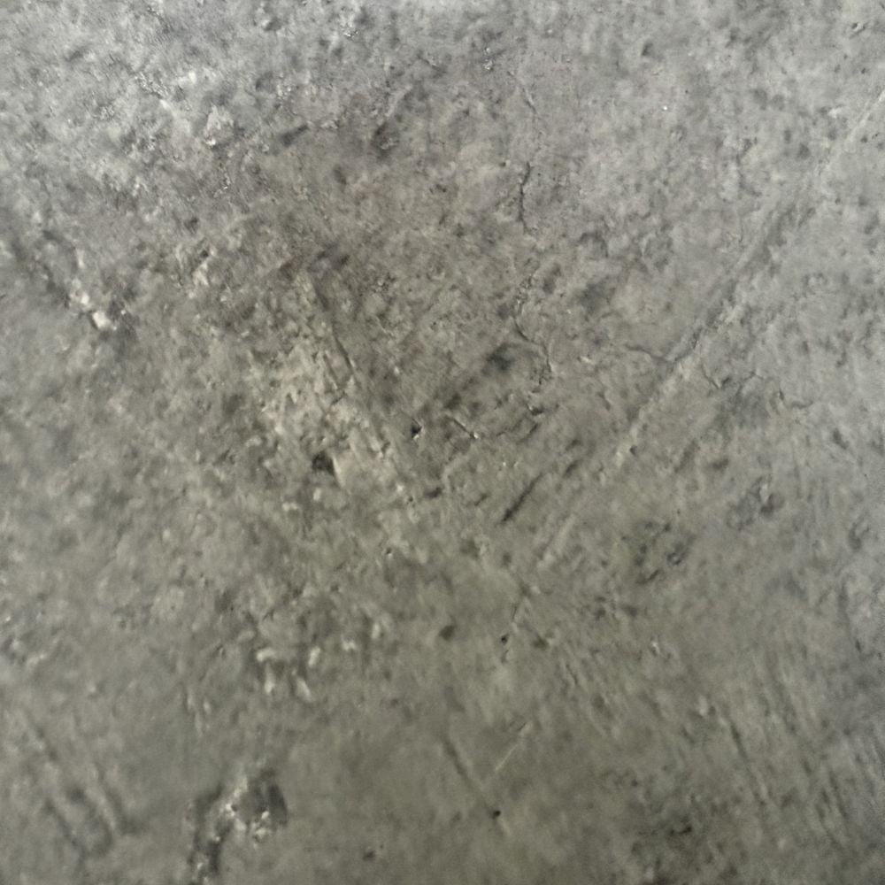 Tavolo tondo Logan con piano cemento e gambe in metallo nero Φ120*76.5 cm.